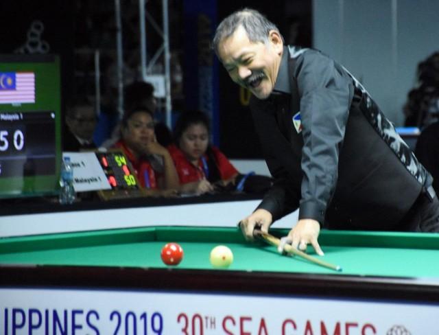 Efren "Bata" Reyes flashed his trademark smile in the semifinals of the carom competition. Zeke Alonzo