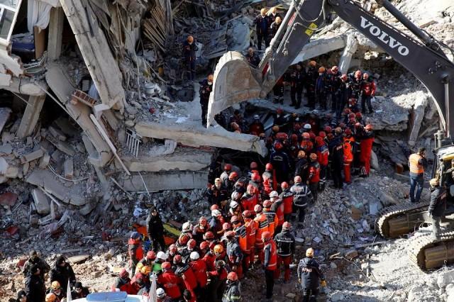Rescue workers carry a body from the site of a collapsed building, after an earthquake in Elazig, Turkey, January 26, 2020. REUTERS/Umit Bektas