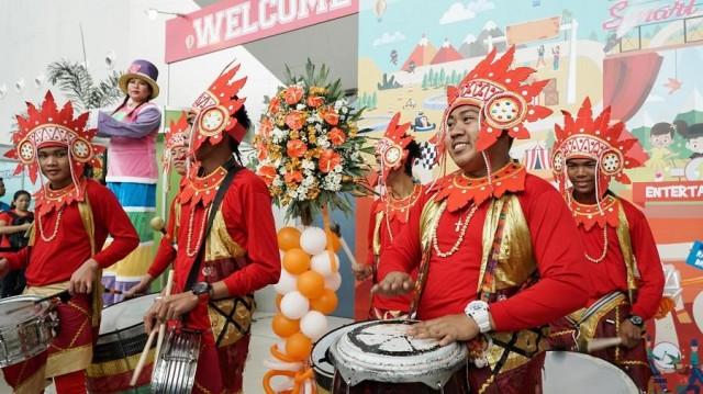 Fair-goers were treated with colorful visual performances by stilt walkers, jugglers, and drum beaters during the opening ceremonies last year