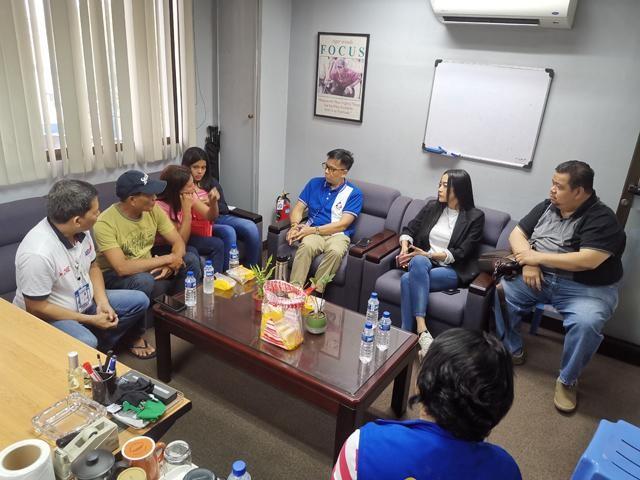 OWWA Administrator Hans Cacdac and OWWA Deputy Administrator Mocha Uson talks with the members of slain OFW Jeanelyn Villavende. --R. Concha
