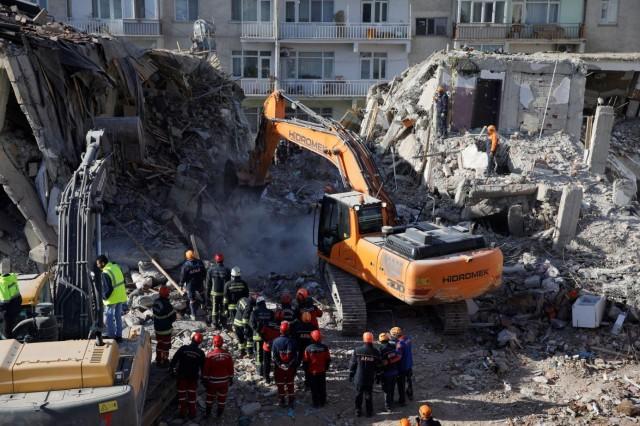 Search and rescue personnel work at the site of a collapsed building, after an earthquake in Elazig, Turkey, January 27, 2020. REUTERS/Umit Bektas