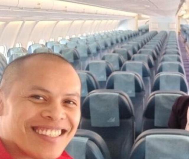 Foreign Service Office Ismael Alcano Jr. flashes a smile on board the flight that will take Filipino repatriates from Diamond Princess in Japan back to the Philippines. (BERNADETTE REYES/GMA News)