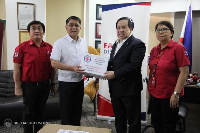 Philippine Red Cross officials flank Bureau of Customs Commissioner Rey Leonardo Guerrero and PRC chairman Senator Richard Gordon as the latter hands over 25,000 face masks to the BOC on Wednesday, February 26, 2020. Photo: BOC