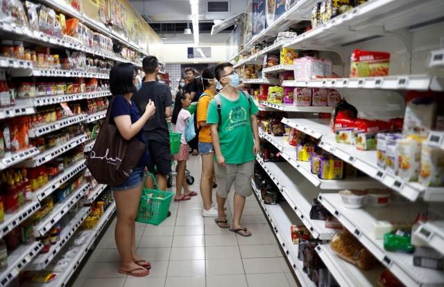 People stock up on food supplies after Singapore raised coronavirus outbreak alert to orange, at a supermarket in Singapore February 7, 2020. REUTERS/Edgar Su