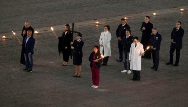 A group of prisoners from Padua, and doctors and nurses from the Vatican Healthcare Department carry the cross and mark the Stations of the Cross, during Good Friday's Way of the Cross (Via Crucis) at St. Peter's Square in The Vatican on April 10, 2020 during the lockdown aimed at curbing the spread of the COVID-19 infection, caused by the novel coronavirus. CLAUDIO PERI / POOL / AFP 