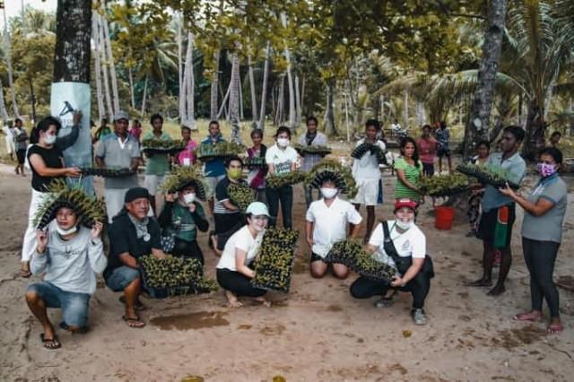 Farm workers and beneficiaries of 10,000 seedlings planted during lockdown in Palawan. Yamang Bukid