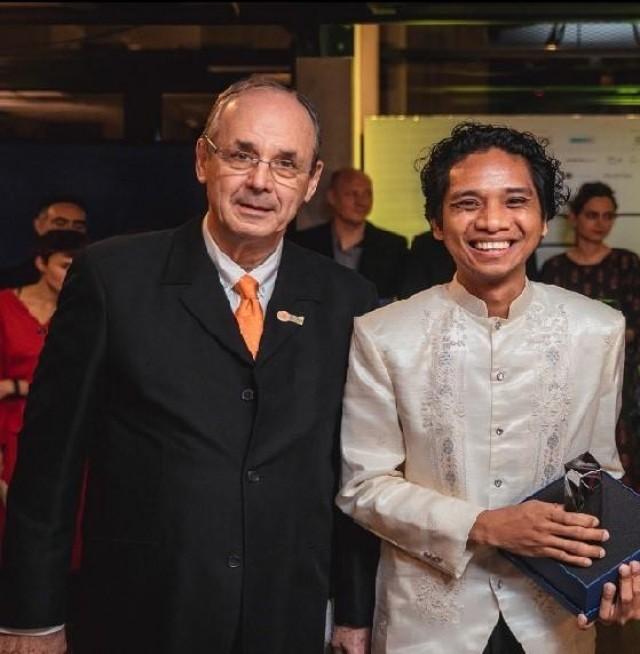 The 2020 World Summit Awards (WSA) Global Champion under Young Innovators category Ryan Gersava (right) with World Summit Awards Chairman Mr. Peter A. Bruck (left).