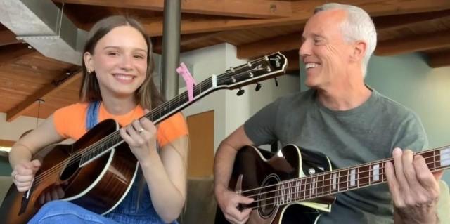 Tears for Fears bassist Curt Smith and daughter perform 'Mad World'