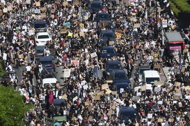 Demonstrators block the road as they gather outside the US Embassy in London on May 31, 2020 to protest the death of George Floyd, an unarmed black man who died after a police officer knelt on his neck for nearly nine minutes during an arrest in Minneapolis, USA. Justin Tallis/AFP