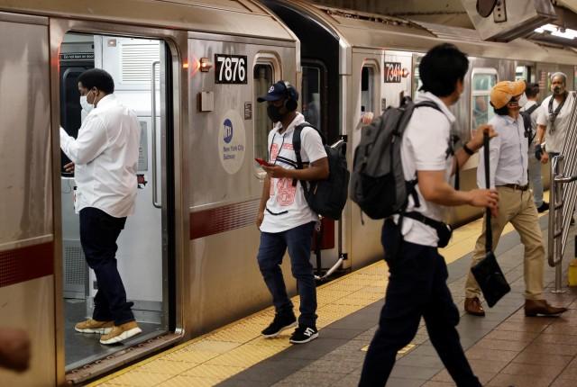 Commuters ride the subway on the first day of New York City's phase one reopening during the outbreak of the coronavirus disease (COVID-19) in New York City, New York, US, June 8, 2020. REUTERS/Mike Segar