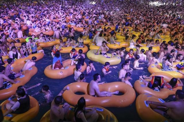 Thousands of partygoers packed out a water park on August 15, 2020 in the central Chinese city of Wuhan, where the coronavirus first emerged late last year. STR / AFP