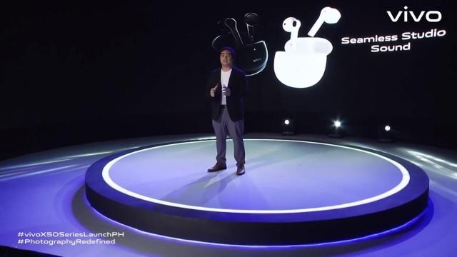 vivo Philippines, represented by its Digital Marketing Specialist Josie Palabyab, also revealed the brand new TWS NEO earphones, which produces seamless studio sound, during the digital launch