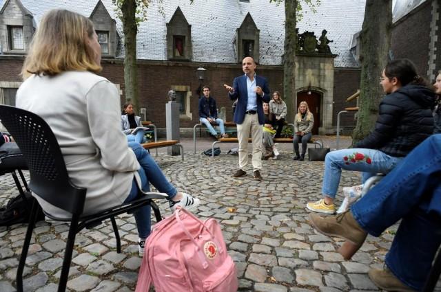 Dutch Professor Edward Nieuwenhuis of Roosevelt College University gives an introduction live science to 25 students outside, on a square in the historic center of Middelburg, next to the university on September 8, 2020, because of preventive measures taken against the Covid-19 coronavirus. JOHN THYS/AFP