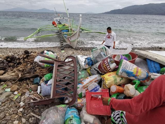 Waste on the shoreline in Batangas: Basura Bangka will help address the plastic waste crisis in geographically disadvantaged coastal and island communities that do not have access to conventional waste management solutions.