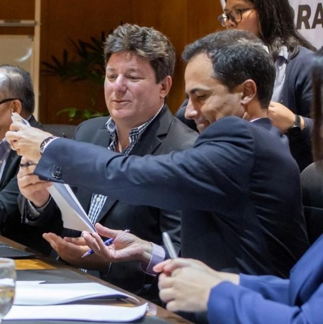 NestlÃ© Philippines Chairman and CEO Kais Marzouki (left) and CEMEX Holdings Philippines President and CEO Ignacio Mijares Elizondo sign an agreement for the collection and co-processing of plastic waste in Cebu.