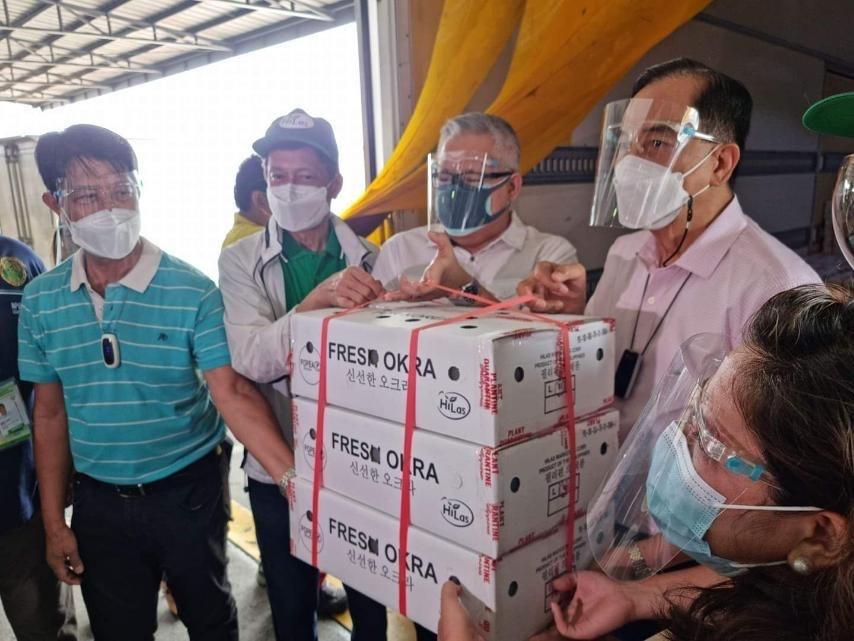 Agriculture Assistant Secretary Noel Reyes, Philippine Okra Exports and Producers Association Chairman Roberto Amores, Trade Secretary Ramon Lopez, and Agriculture Secretary William Dar hold boxes of Philippine okra about to be shipped to South Korea. Philippine Airlines photo