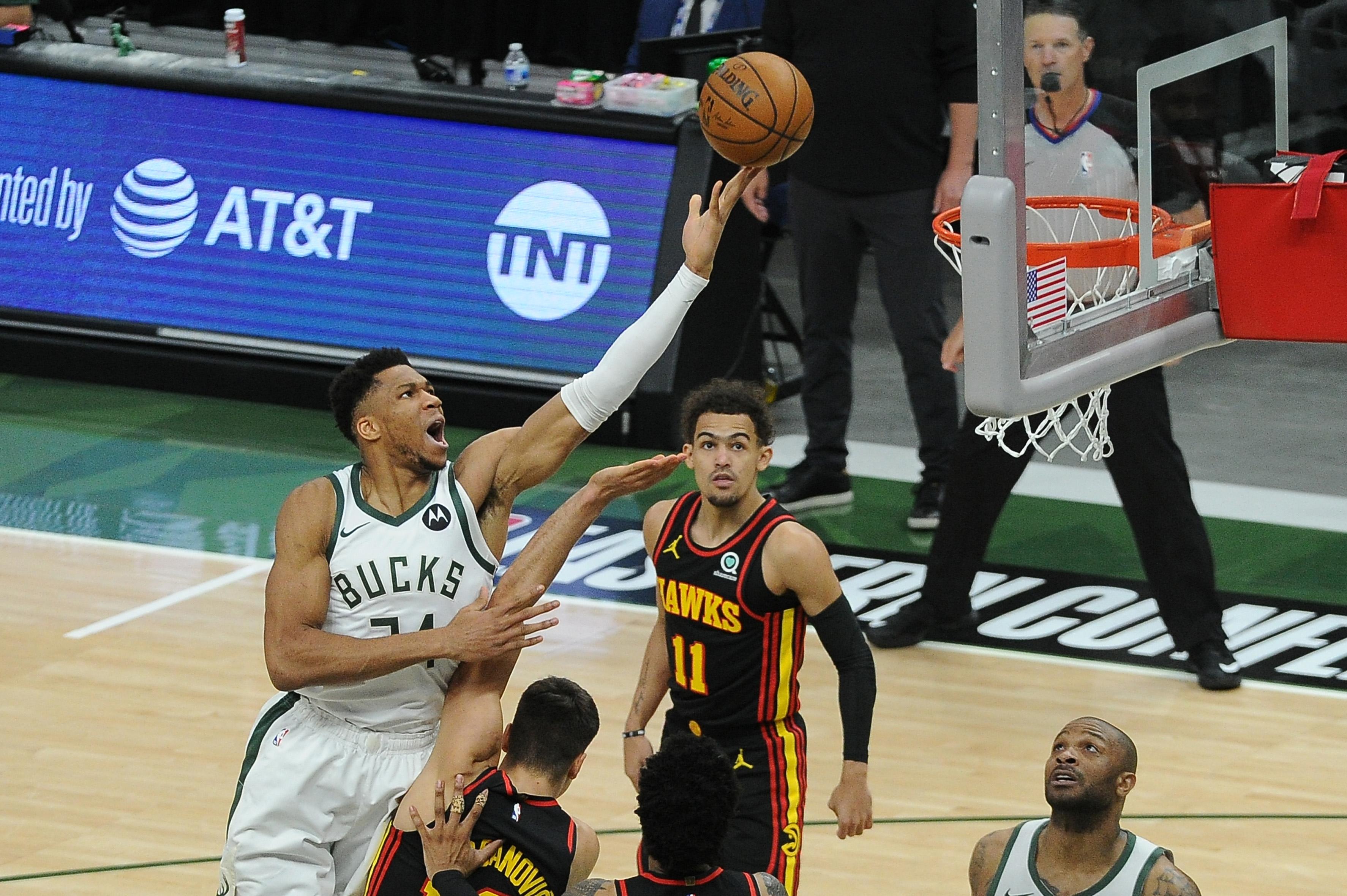 Bucks' Antetokounmpo exits game with lower back bruise