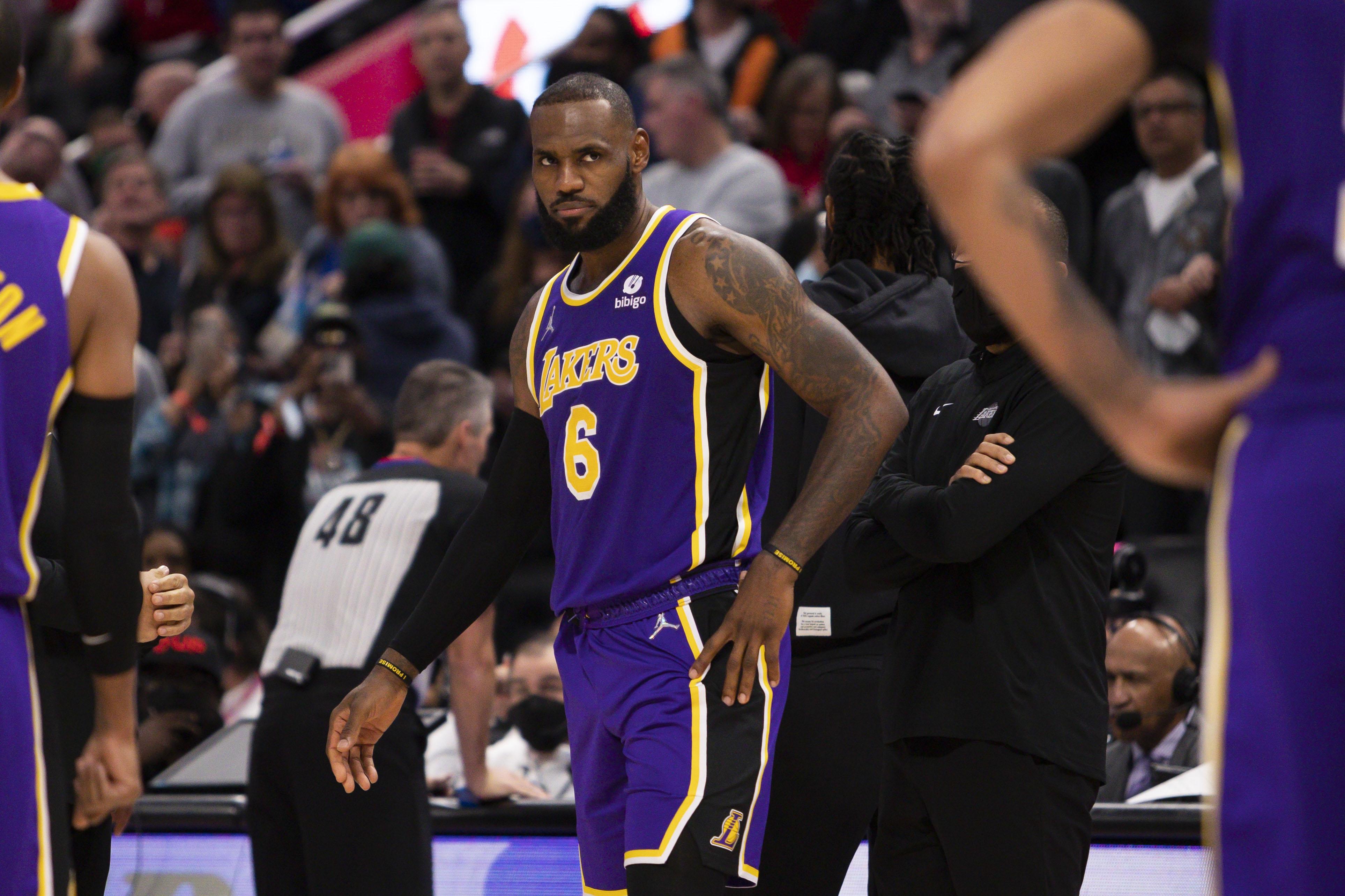 Lakers down Spurs in James's return, Celtics beat Kings