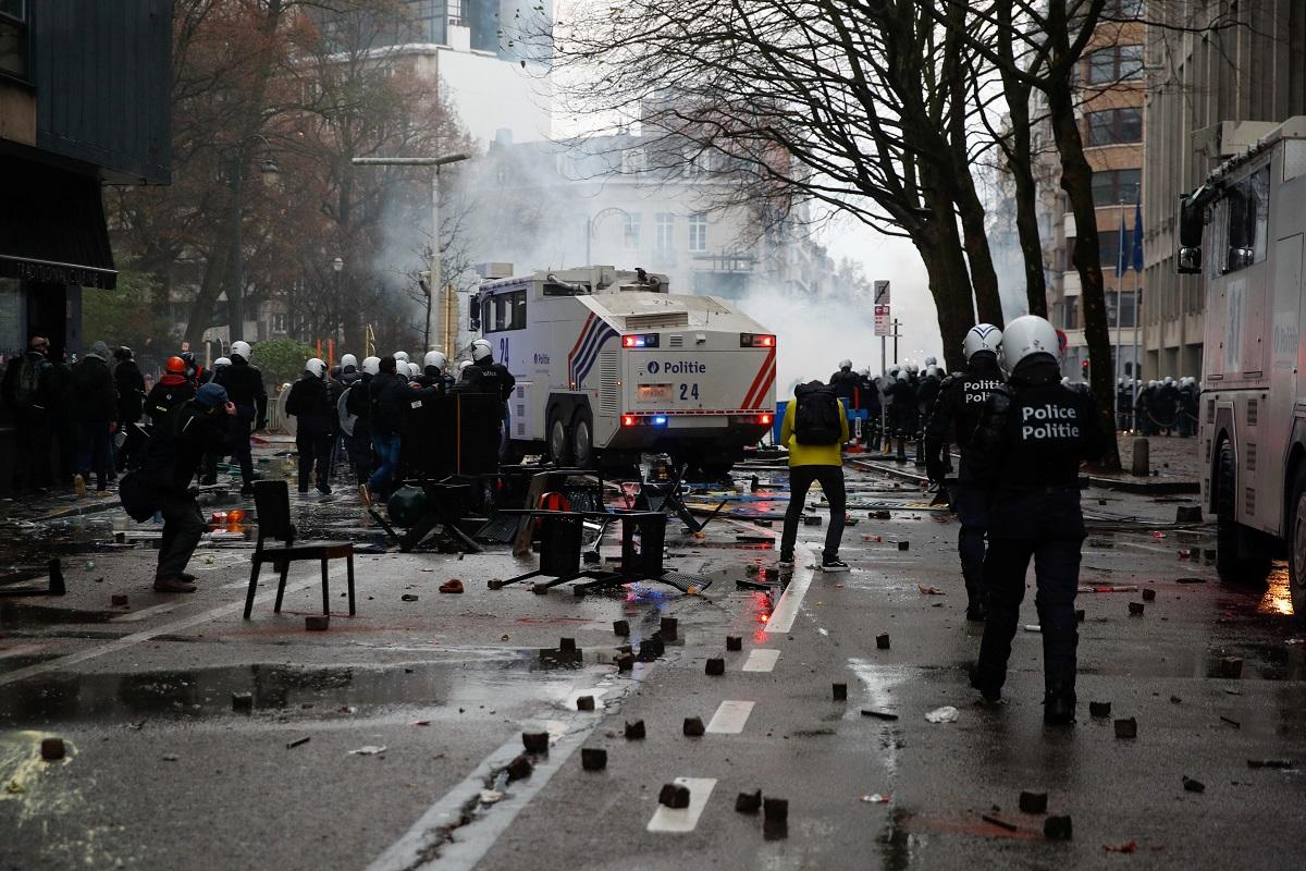 Geduld Prominent gordijn Protest against coronavirus restrictions turns violent in Brussels | GMA  News Online