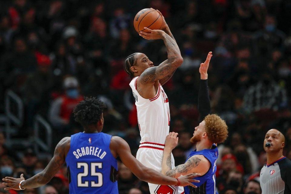 Chicago Bulls' DeMar DeRozan beats Pacers at buzzer for team's