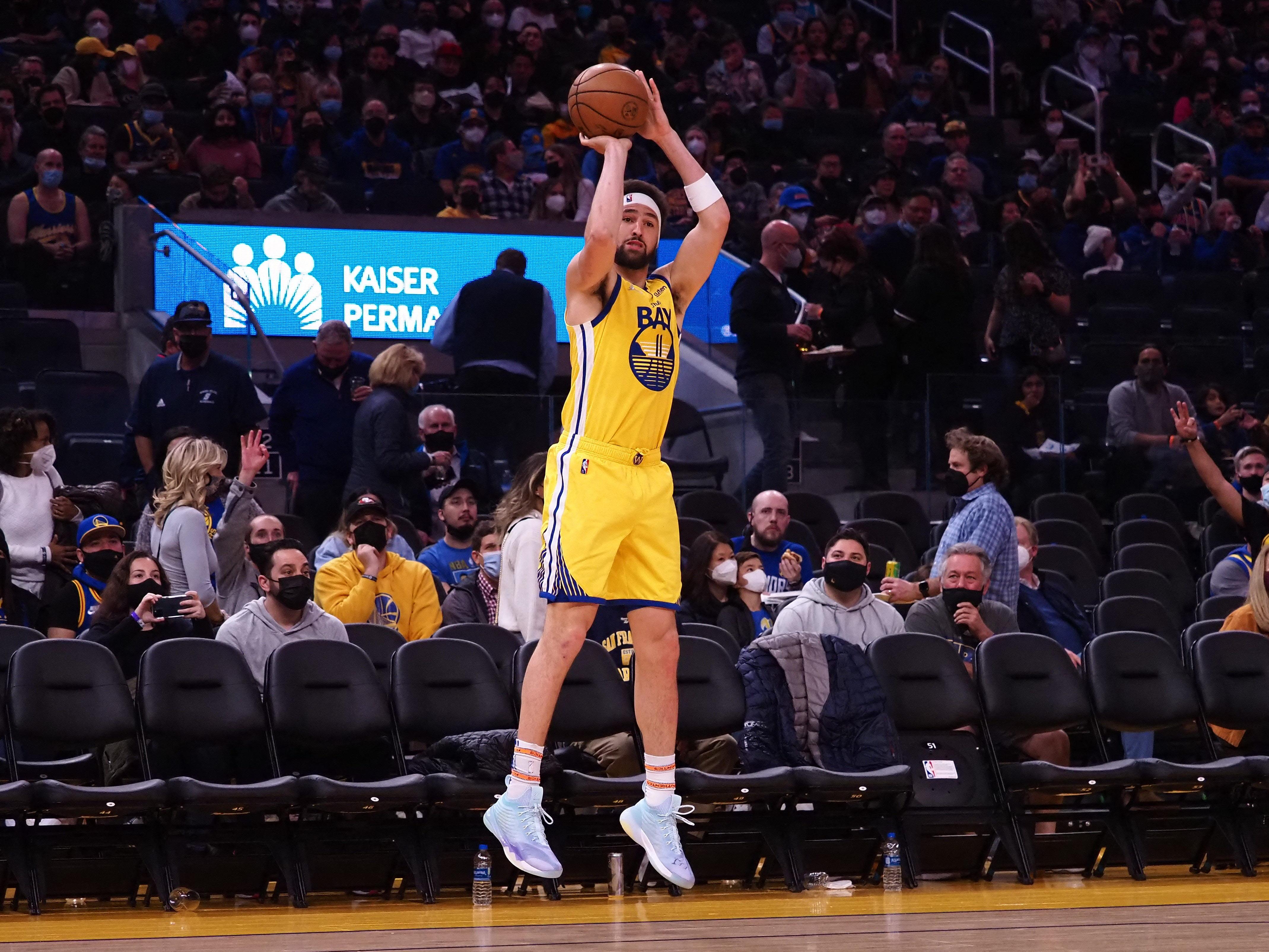 Kobe Bryant Gives Klay Thompson His Game Worn Jersey 