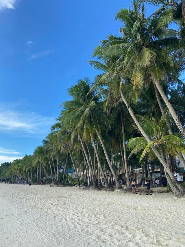 On the beach, there were unmasked people, presumably those going swimming. Photo: Franchesca Viernes/GMA News