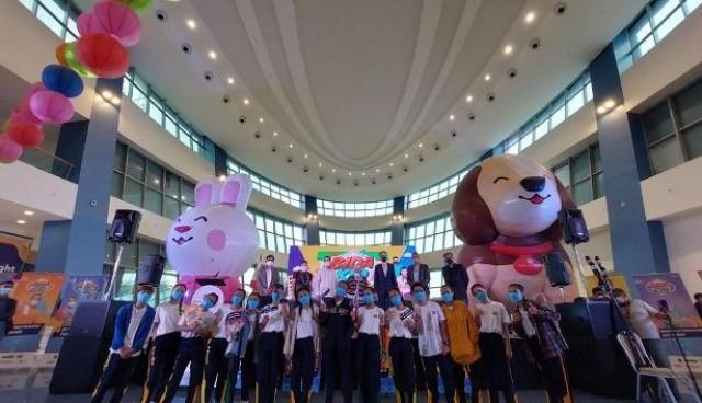 DepEd, DOH, and SM Supermalls representatives strike a pose with BIDA kids from the Pasay City East High School.