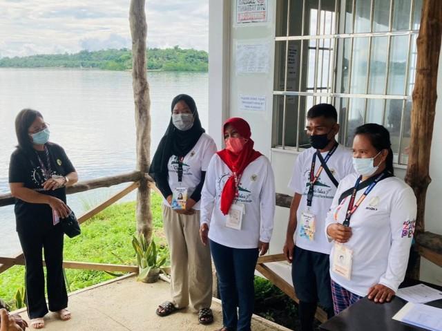 Community tour guides on Once Islas welcome guests at the jump-off point in Barangay Panubigan, Zamboanga City.