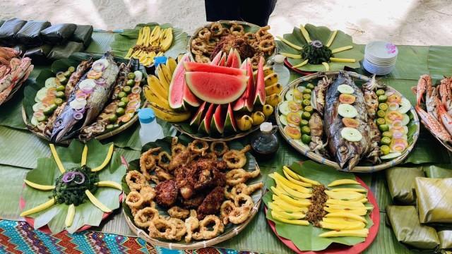 Lunch prepared by the Sama-Banguingui tribe on Sirommon Island