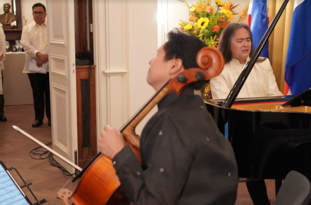 doktor  Piyanoda Victor Santiago Asuncion ve çelloda Mikko Pablo, zamansız Filipin klasiklerini icra ediyor