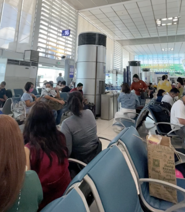 Throngs of travelers are waiting to board their respective planes. Photo: Piolo Veluz/GMA News