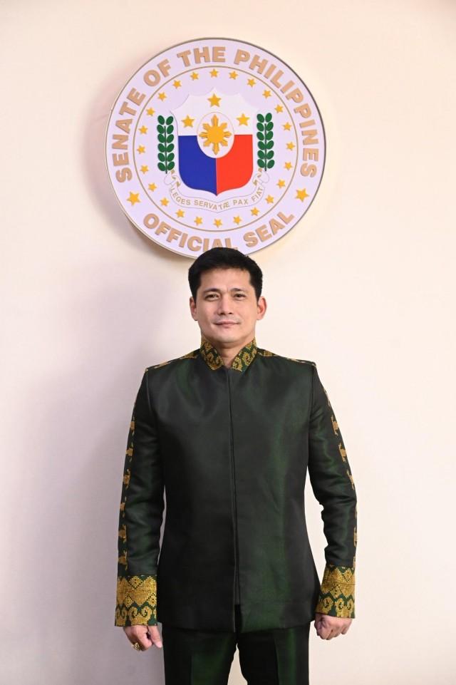 Robin Padilla Pays Homage To Mindanao Muslims In Sona Attire Gma News Online 