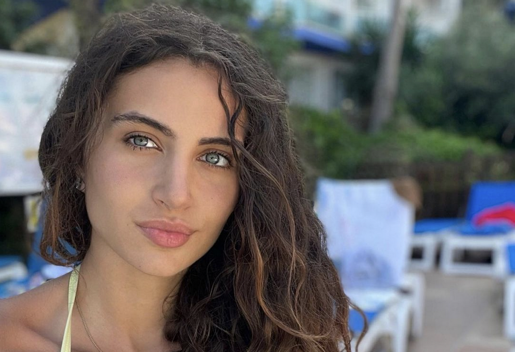 A No-Makeup Model Just Became A Miss England Pageant Finalist & She's  Embracing Her 'Flaws' - Narcity