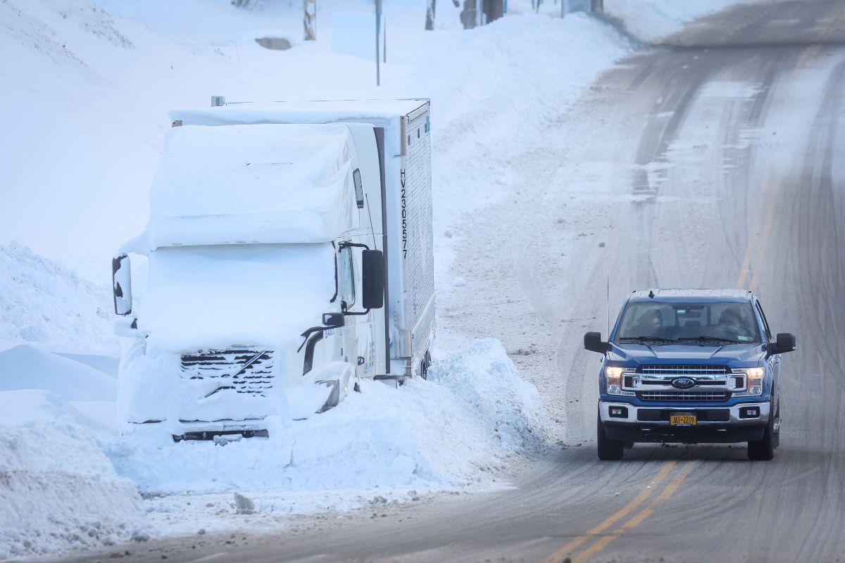 Brutal storm keeping frigid grip on much of Northeast as Buffalo struggles  to cope - CBS News