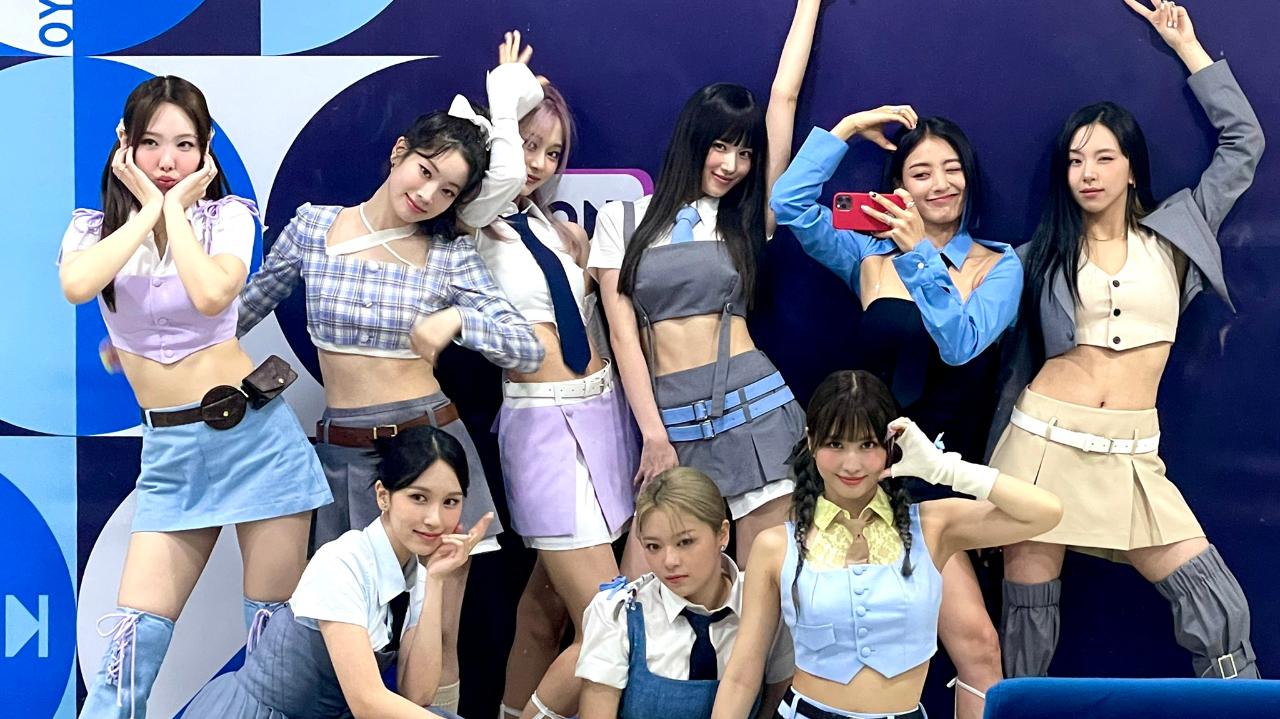 TWICE faz história ao receber prêmio no Billboard Women In Music 2023