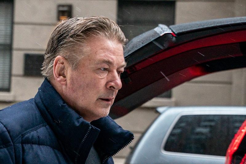 Alec Baldwin asks judge to dismiss charges in ‘Rust’ shooting thumbnail