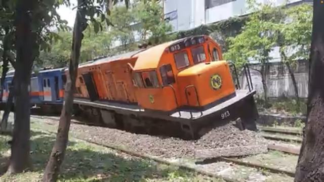 Pnr Train Derailed In Makati City Gma News Online