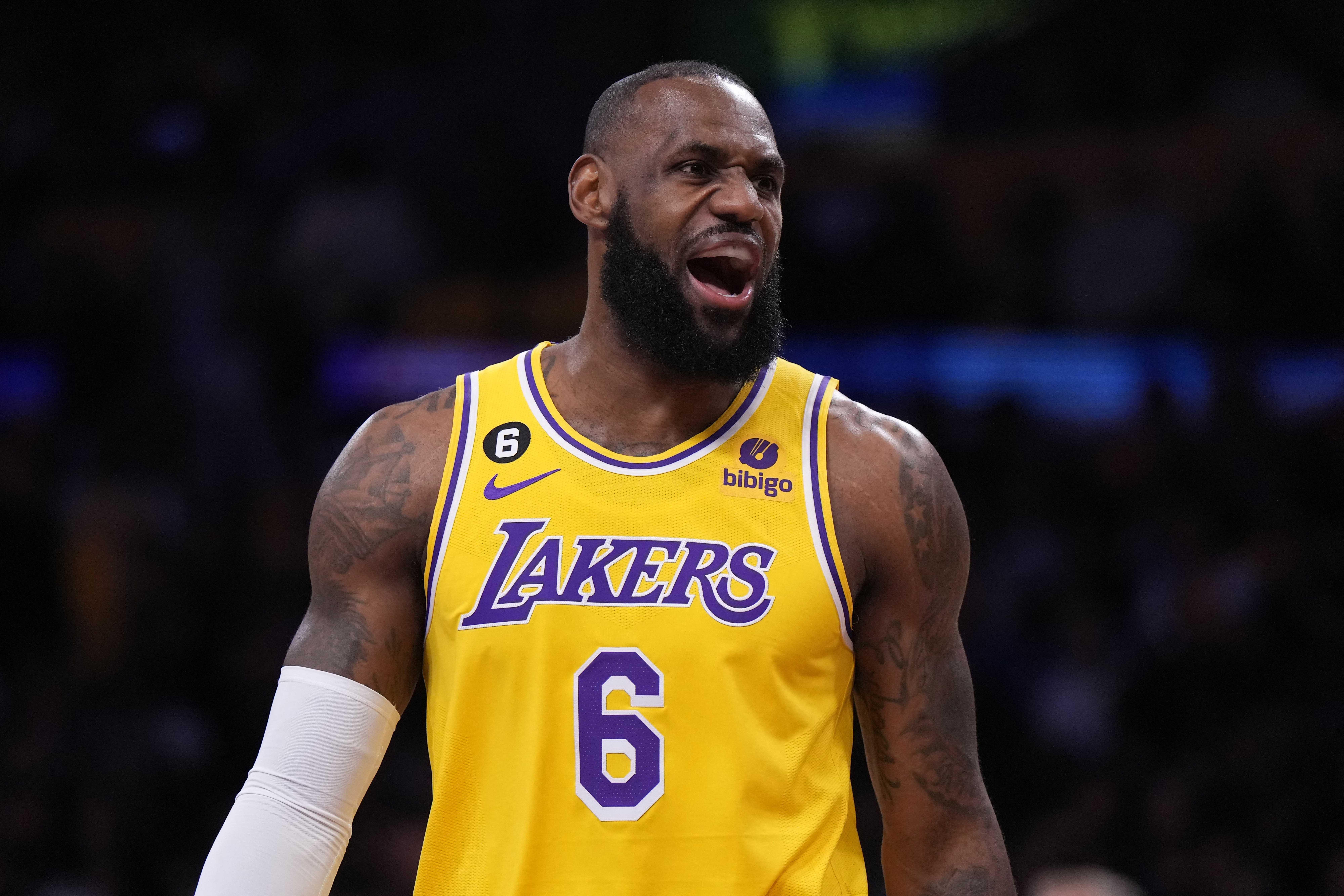 LeBron James takes over in fourth quarter to lead Lakers past