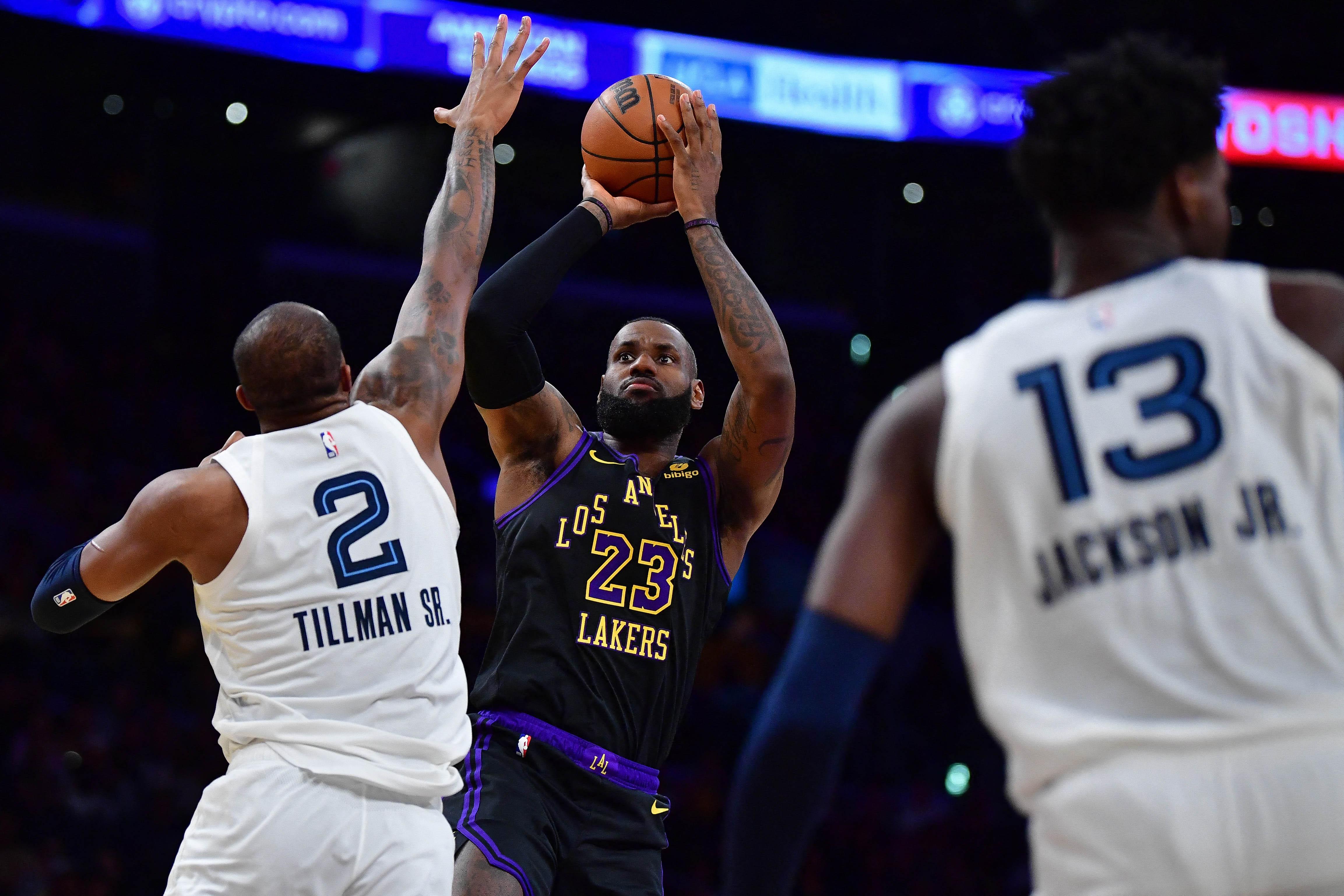 Lebron james and giannis antetokounmpo hotsell