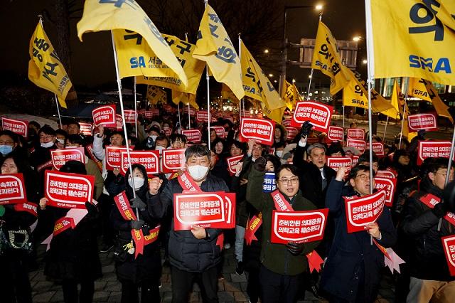 South Korean doctors reject govt proposal to end strike thumbnail