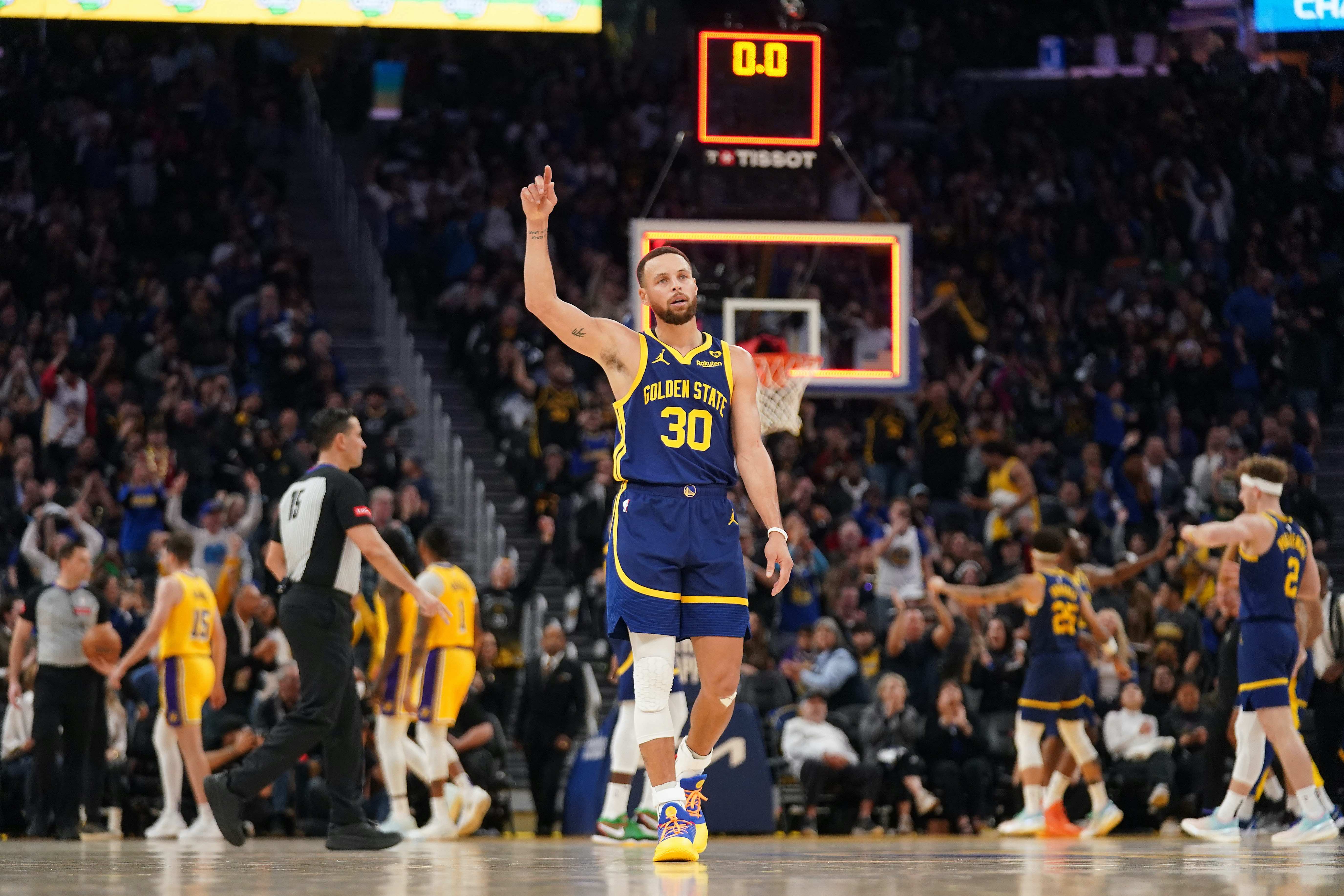 NBA: Stephen Curry, Warriors outdistance short-handed Lakers