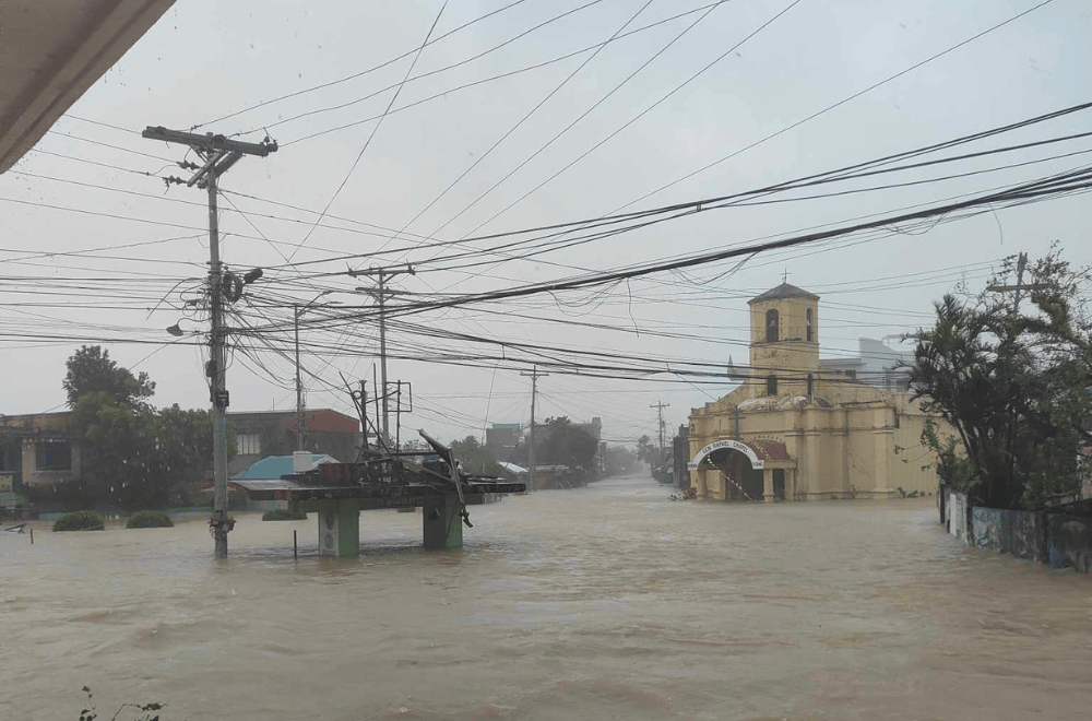 Flooding in Virac, Catanduanes amid Super Typhoon Uwan | Photo courtesy: Jossa Brix Floranza