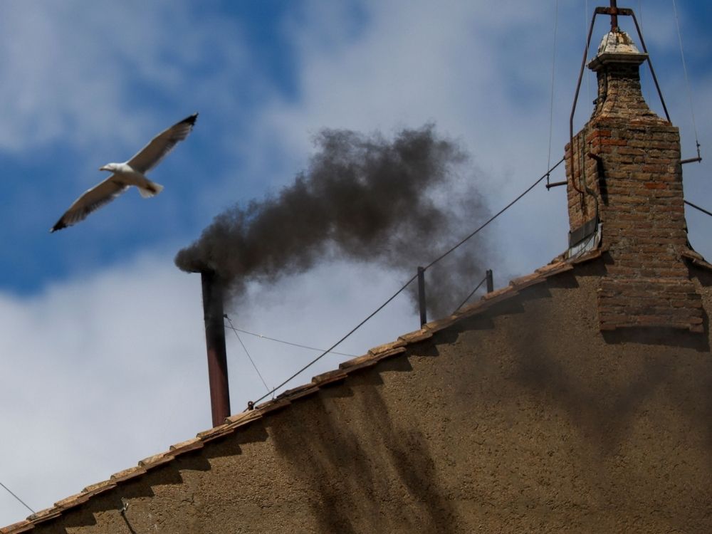 Sistine Chapel's chimney emits black smoke on Thursday | Photo: Hannah Mckay/Reuters