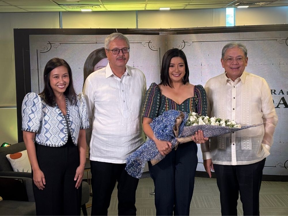 Kara David with top GMA Network executives during her signing event | Photo: Bryan Presillas