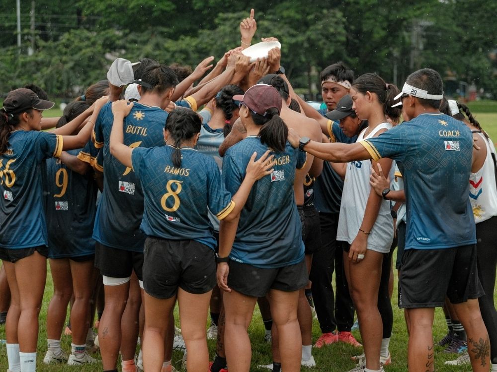 Pilipinas Ultimate Mixed Team during a team training huddle | Photo courtesy: GANI./Facebook