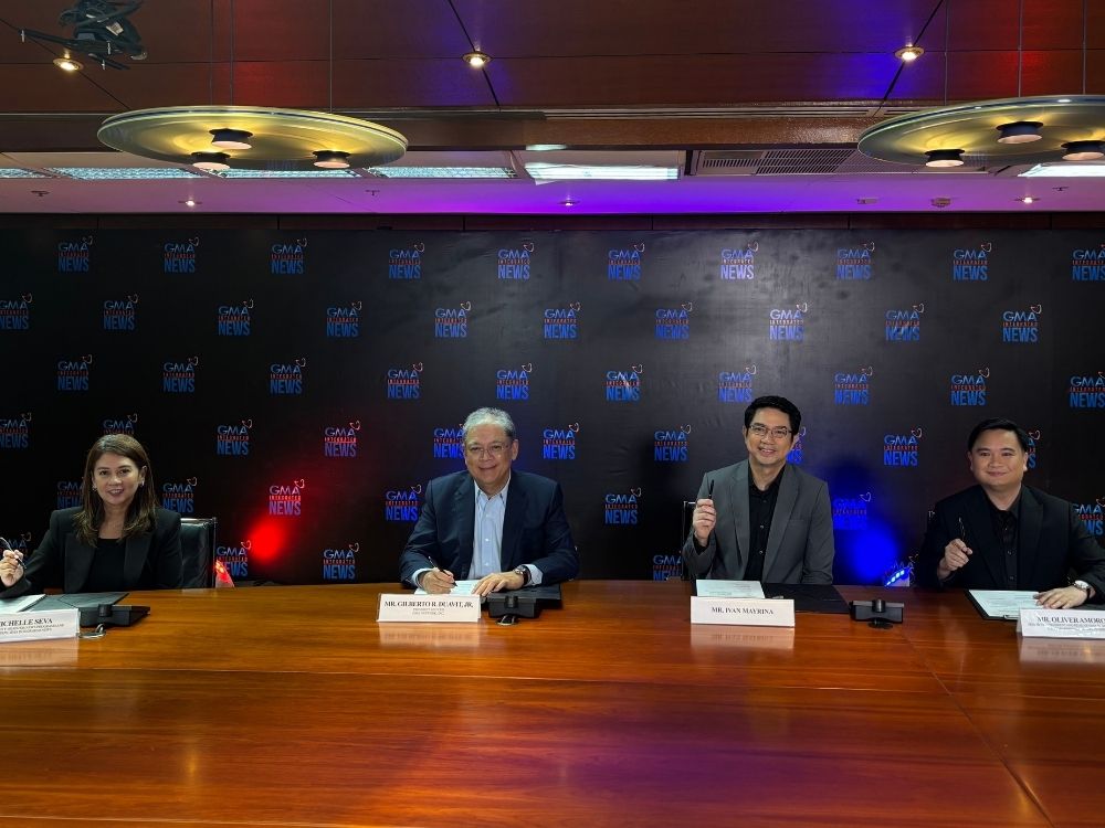 Ivan Mayrina with GMA top executives during his contract signing event | Photo: Bryan Presillas