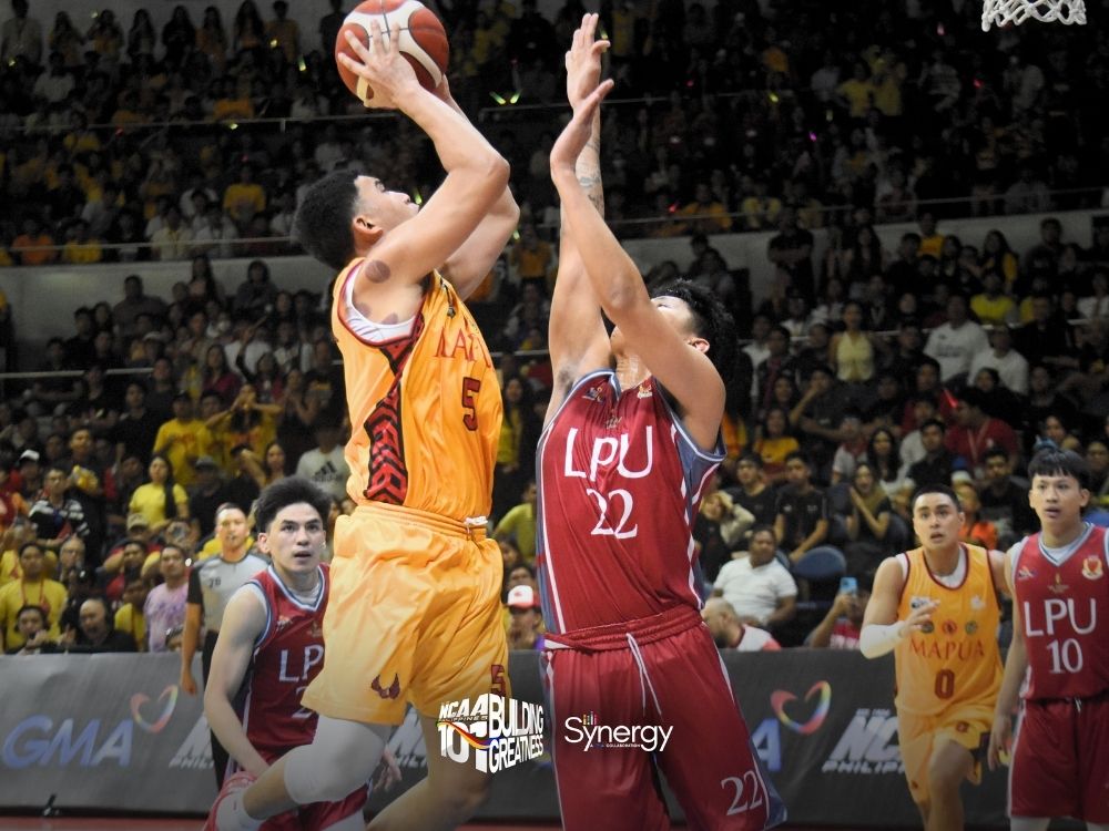 Mapúa's JC Recto slashes to the cup against LPU's Lance Aurigue | Photo: Ian Zane Esparaga