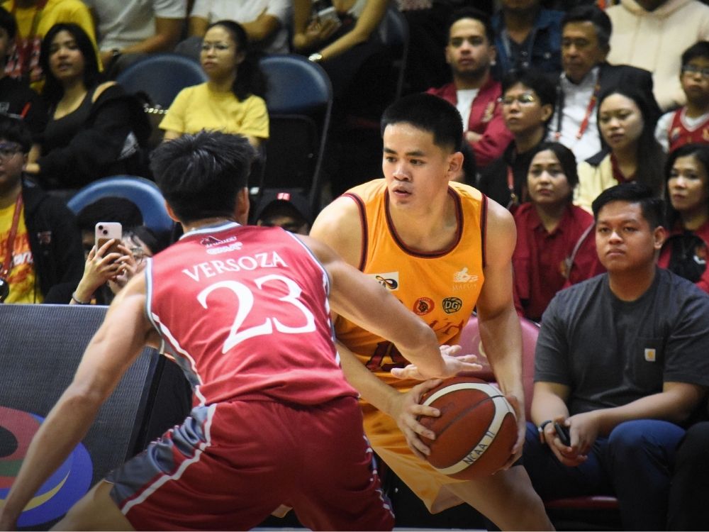(R) Mapú'a Earl Jaeron Sapasap defended by LPU's JM Versoza | Photo: Zane Esparaga