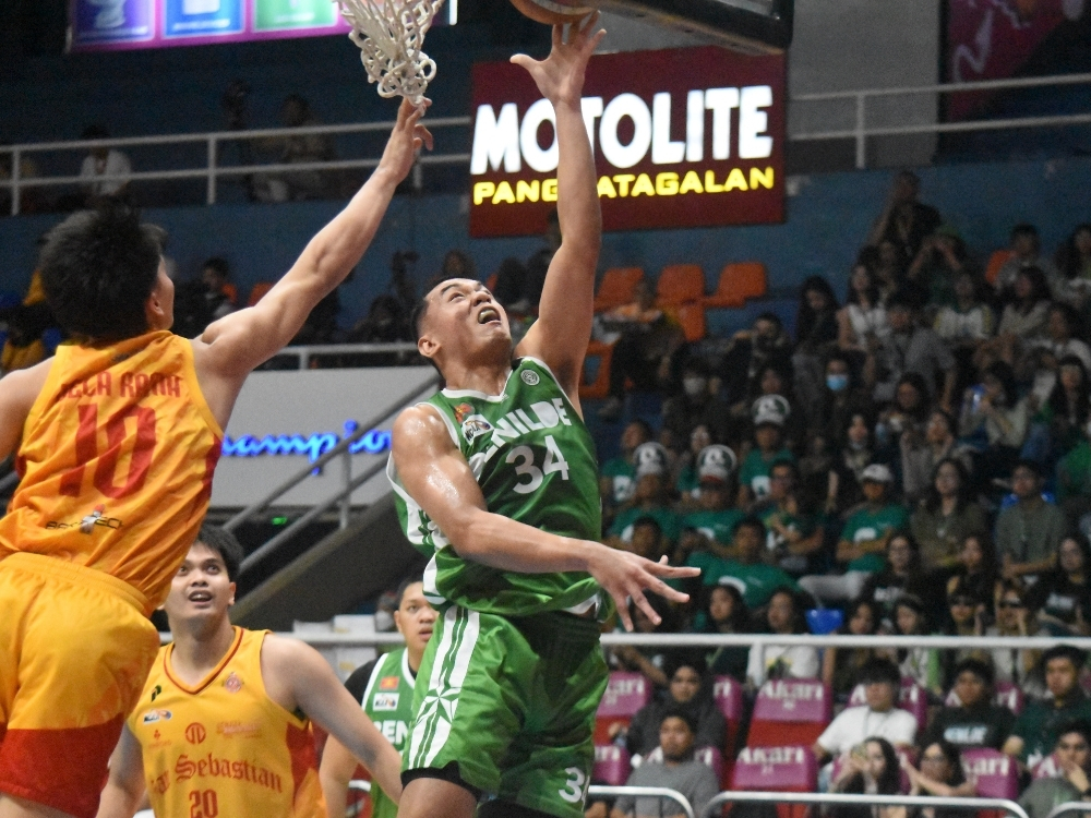 Benilde's Allen Liwag goes for a layup against SSC-R's Jhuniel dela Rama | Zane Esparaga