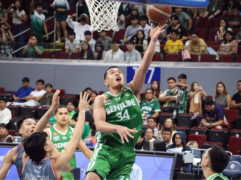 Benilde's Allen Liwag goes for a layup in their tussle with LPU | Photo: Ian Zane Esparaga